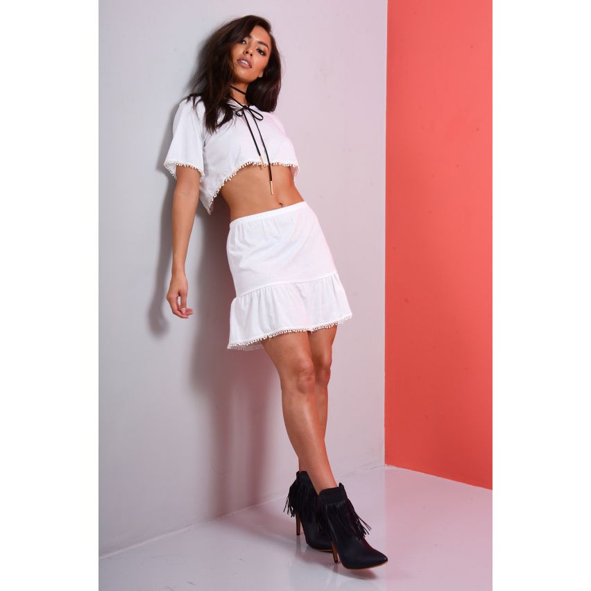 Lovemystyle blanc Co-ord avec jupe Pom Pom et Crop Top