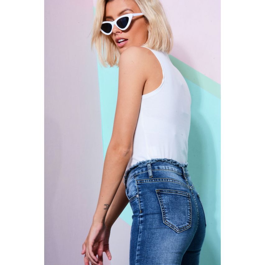 Lovemystyle effilochés de taille cheville Grazer Jeans en milieu lavage bleu