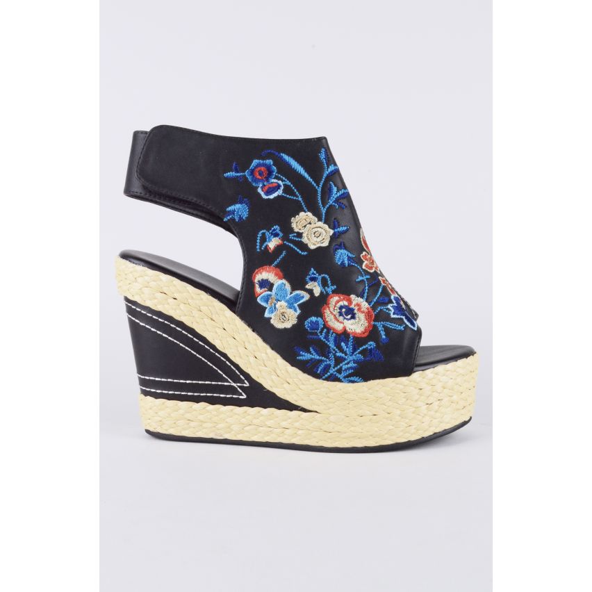 Lovemystyle Floral brodé Wedge talon sandales en noir