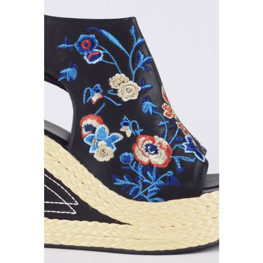 Lovemystyle Floral brodé Wedge talon sandales en noir