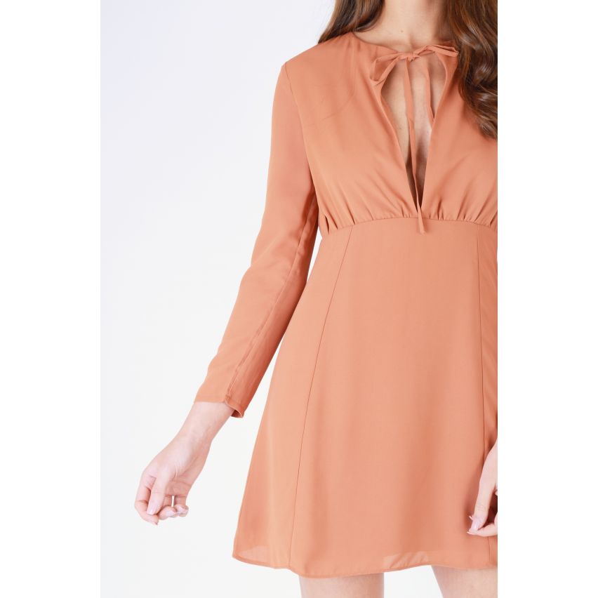 WYLDR Burnt Orange Kleid mit V-Ausschnitt Tie vorne