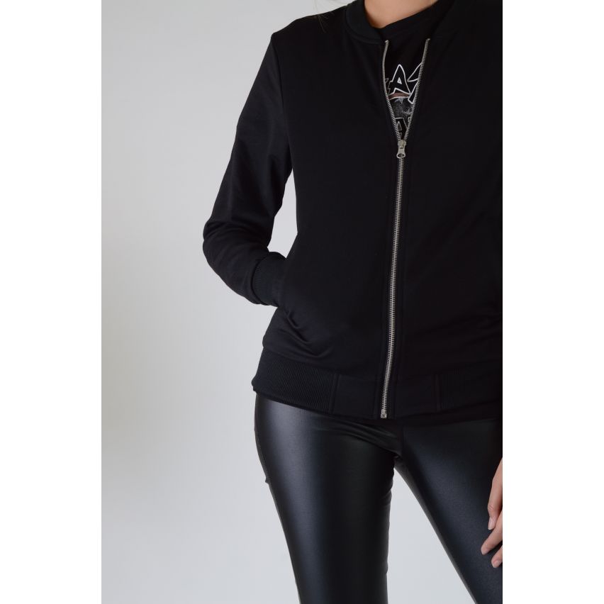 Blouson Lovemystyle noir avec Zip sur le devant en détail